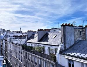 巴黎Star Champs-Elysées的享有带建筑和屋顶的城市美景