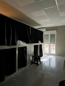 瓦伦西亚NAP v的一间空房间,配有黑色窗帘和椅子