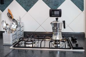 热那亚凯罗利酒店的厨房柜台配有炉灶上的咖啡机