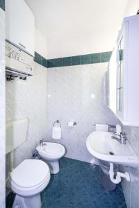 热那亚凯罗利酒店的白色的浴室设有卫生间和水槽。