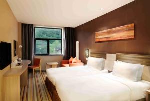 抚松县长白山万达Momoland酒店的酒店客房配有两张床和一张书桌