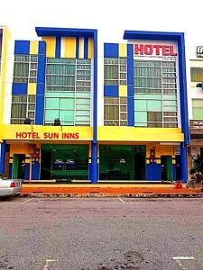 马六甲Sun Inns Hotel Kota Laksamana Melaka的建筑前方的酒店