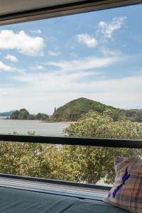 派西亚群岛湾（派西亚）哈卡山林小屋旅舍的享有河流和山脉美景的窗户。