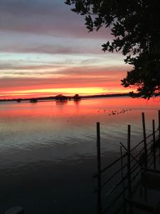 尖竹汶米纳度假酒店的湖上日落,水中鸟