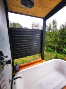 TarakohePetal Creek Farm的浴室设有黑色百叶窗