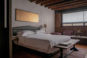 杭州杭州西湖安隅酒店的一间卧室设有一张大床和一个窗户。