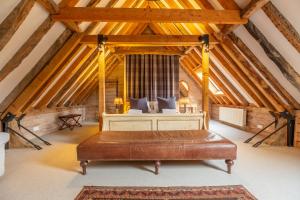 Belchamp OttenHuge luxury loft cottage in historic country estate - Belchamp Hall Hayloft的阁楼卧室配有床