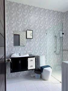 拉威海滩Rawai Valley Resort的浴室配有卫生间、盥洗盆和淋浴。