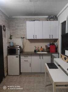 特拉维夫Beach Apartment的厨房配有白色橱柜和台面