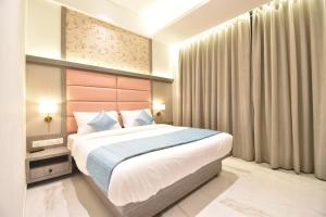 塞恩La Dhalia By Glitz Hotels的一间卧室,卧室内配有一张大床