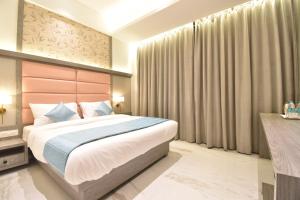 塞恩La Dhalia By Glitz Hotels的一间卧室,卧室内配有一张大床