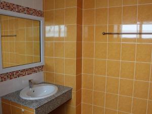 素辇府The Grace Residence的一间带水槽和镜子的浴室