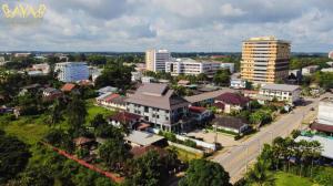 Ban Nong Pukโรงแรม ไอยรา ริเวอร์ไรน์ นครพนม (AIYARA RIVERINE)的城市的空中景观,建筑和街道