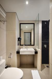 勒吉安时尚爱情F酒店的一间带水槽、镜子和卫生间的浴室