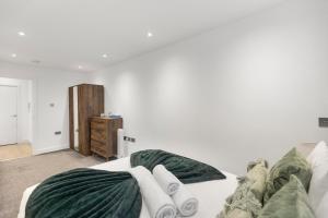 伦敦Spacious Luxury Apartment King Bed - Central Location的客厅配有带毛巾的床