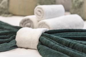 伦敦Spacious Luxury Apartment King Bed - Central Location的床上的毛巾