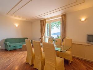 梅纳Residence Villa Greta的客厅配有桌椅和沙发