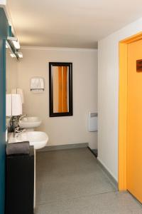 皇后镇皇后镇哈卡旅舍的浴室设有2个水槽和镜子