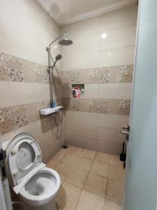 雅加达Rumah liburan 2 bedroom, 1 sofabed, 1 kitchen的一间带卫生间和淋浴的浴室