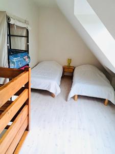 库尔瑟勒·苏尔·梅尔Maisonnette du bonheur的带2张床的阁楼客房