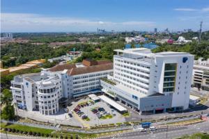 马六甲Sun Inns Hotel Kota Laksamana Melaka的享有白色大建筑的空中景致
