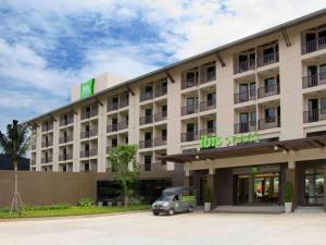 奥南海滩ibis Styles Krabi Ao Nang的前面有停车场的酒店