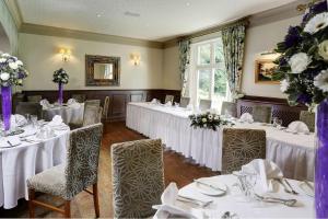艾恩布里奇贝斯特维斯特山谷酒店的宴会厅配有带白色桌布的桌子