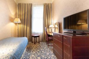 伊马特拉斯堪迪克伊马特拉州酒店的配有一张床和一台平面电视的酒店客房