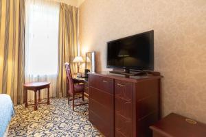 伊马特拉斯堪迪克伊马特拉州酒店的酒店客房的梳妆台上配有电视