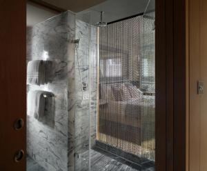 伦敦伦敦夏利酒店的带淋浴的浴室和玻璃门