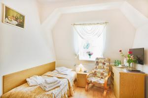 库多瓦-兹德鲁伊Zameczek的一间卧室设有两张床、一张桌子和一个窗口。