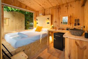 克莉丝蒂娜岛Kampaoh Isla Cristina的小木屋内的卧室配有一张床和水槽