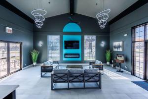 布兰森Baymont by Wyndham Branson Thousand Hills的客厅拥有蓝色的墙壁和沙发