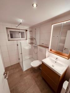 明登Ferienwohnung/Monteurwohnung Souterrain, neu renoviert的带淋浴、卫生间和盥洗盆的浴室