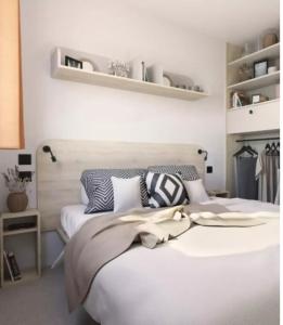 毕博纳的码头Camping Arcobaleno的卧室配有2张床和白色墙壁