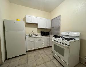 波士顿GUEST HOUSE NEAR DOWTOWN BOSTON的厨房配有白色家电和白色冰箱