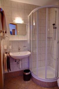奥法赫虹膜菲林酒店的带淋浴和盥洗盆的浴室