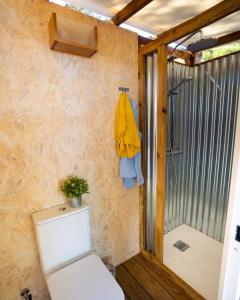 克莉丝蒂娜岛Kampaoh Isla Cristina的一间带卫生间和淋浴的小浴室