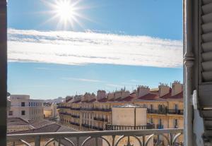 马赛B&B HOTEL Marseille Centre Vieux Port的从阳光下的城市窗口欣赏美景