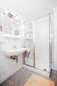 大格洛克纳山道旁富施胡贝图斯公寓的一间带水槽和淋浴的浴室