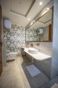 斋浦尔ASHOK VILLA的一间带水槽、卫生间和镜子的浴室