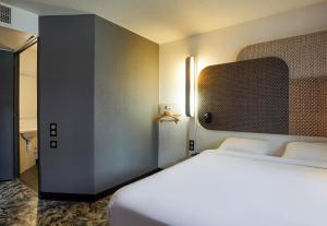 马赛B&B HOTEL Marseille Parc Chanot的一间酒店客房 - 带一张床和一间浴室