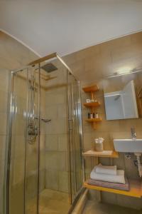 凯特利奥斯奥立佛梅尔酒店的带淋浴和盥洗盆的浴室