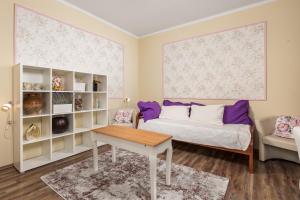 奥帕提亚Camelia & Martina apartments的一间卧室配有一张床、一张桌子和一张沙发
