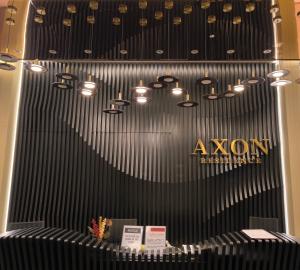 吉隆坡Axon Service Suites At Bukit Bintang KL的墙上有一束灯的房间