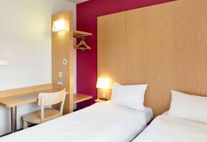 塞纳河畔伊夫里B&B HOTEL Paris Italie Porte de Choisy的酒店客房配有两张床和一张书桌