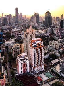 曼谷Bandara Suites Silom, Bangkok的城市空中景观高楼