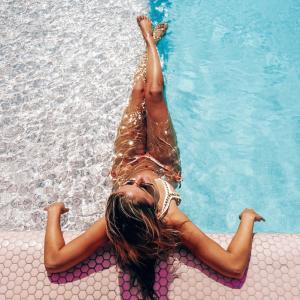 圣安东尼奥湾Paradiso Ibiza Art Hotel - Adults Only的躺在游泳池边的女孩