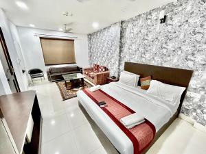 新德里Hotel Siam International的一间卧室,卧室内配有一张大床