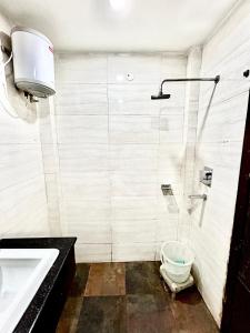新德里Hotel Siam International的带淋浴、卫生间和盥洗盆的浴室